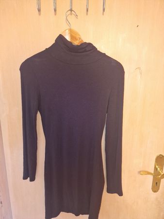 Schwarzes Rollkragenkleid