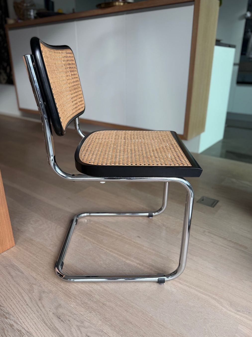 Pfister Set di tavolo e panche: Esstisch Nussbaum mit 6 Freischwinger Stühlen Set – Usato da Schwyz venduto da hel_6ys6 3