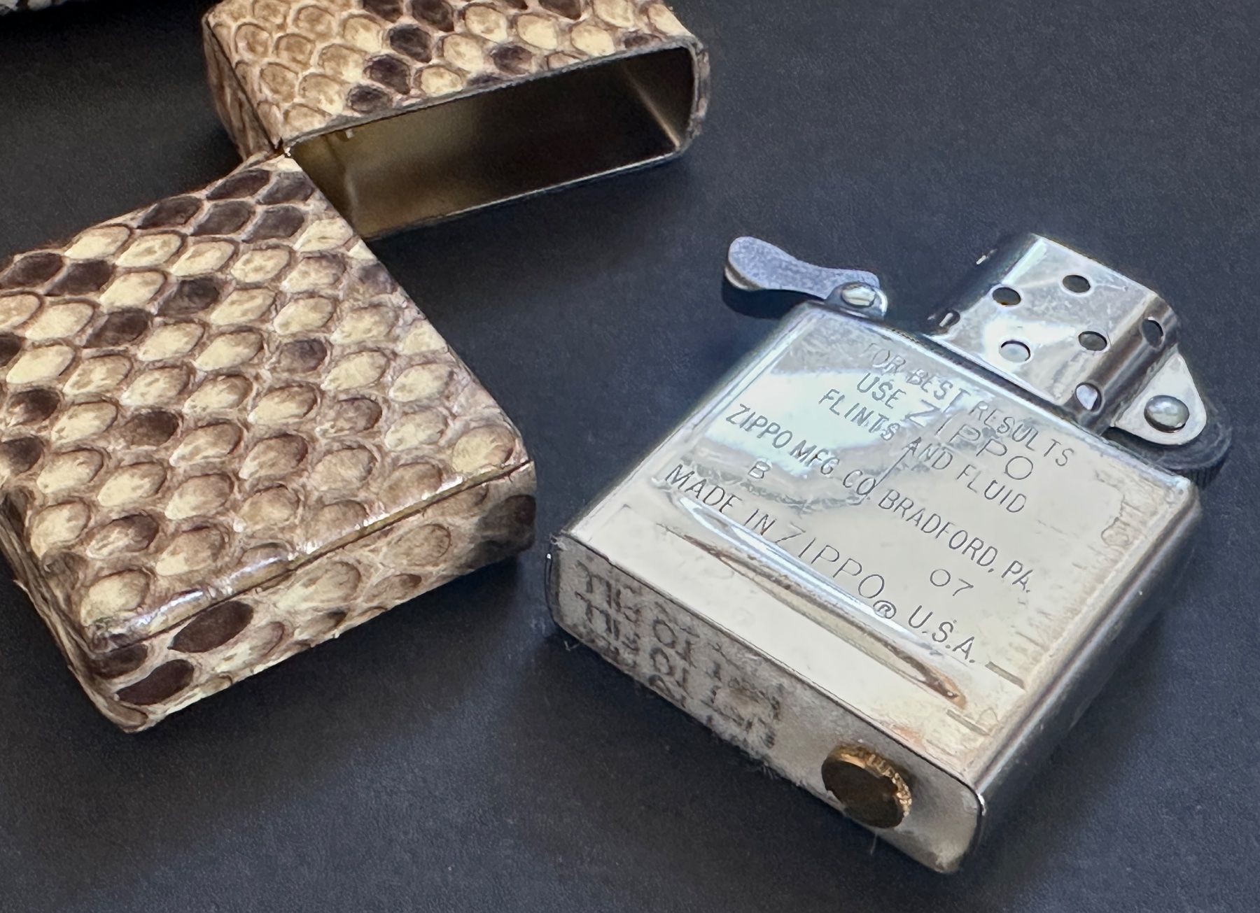 Zippo Accendini: SELTENES LOSS PROOF ZIPPO AUS PYTHON HAUT VON 2007  NEU – Nuovo e nell'imballaggio originale da Untersiggenthal venduto da zippjoe 7
