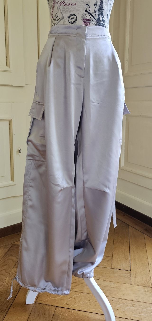 Bershka Pantaloni: Satin Hose Bershka, hellgrau, Gr. M – Nuovo (secondo la descrizione) da Mitlödi venduto da sassi31