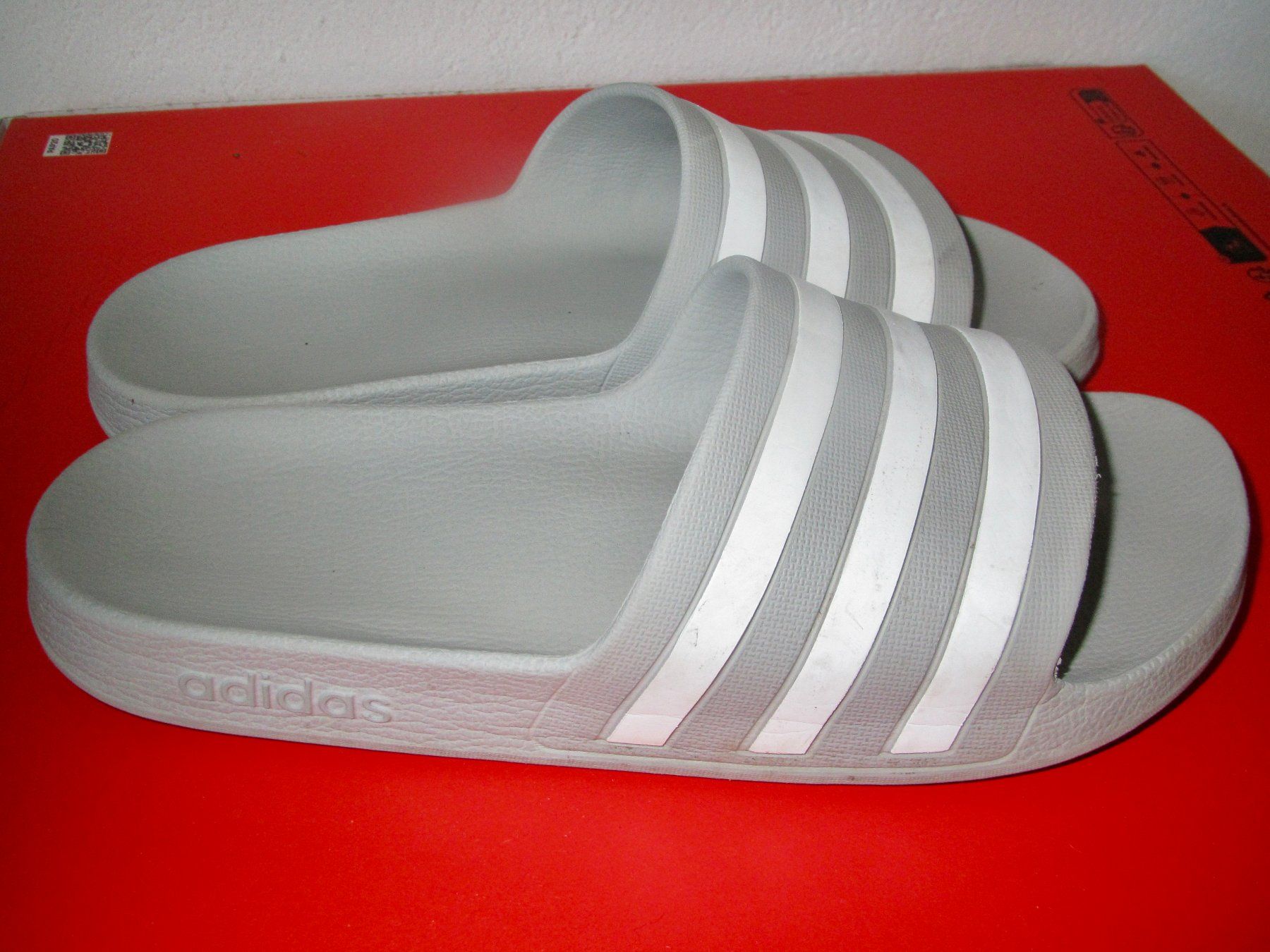 Adidas Scarpe da uomo: CHAUSSURES DE BAIN ADILETTEN ADIDAS   38 – Usato da Murten venduto da Selliot