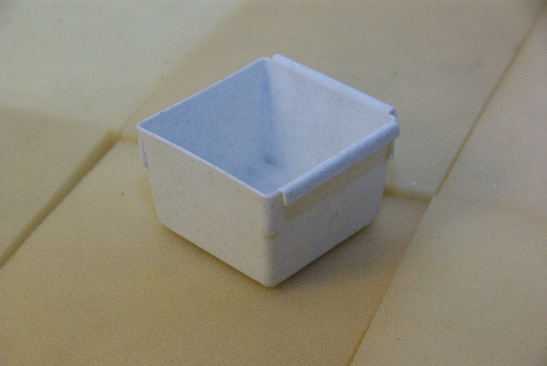 Contenitori & Simili: Kunststoffböxli 8 x 8 x 5 cm, hellgrau – Usato da Herisau venduto da Cevianer1844