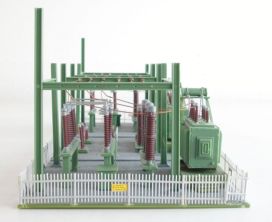 Modellini di ferrovie: BBC Transformator-Anlage zu Spur H0 – Usato da Oberwil BL venduto da Klang 1