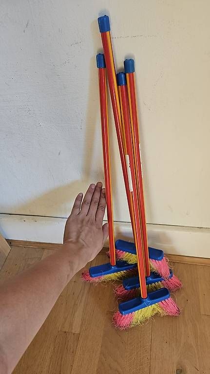 Jouets: Kinderspielzeug Besen – D'occasion à Basel par spo_9r87