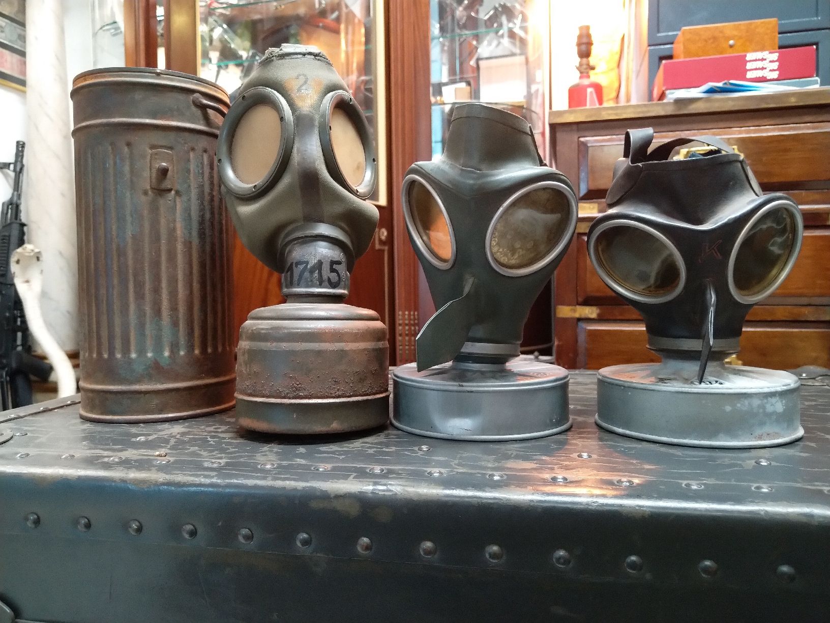 Uniformi: 3 masques à gaz Allemand WW2 – Usato da La Place (Ayent) venduto da s4c4