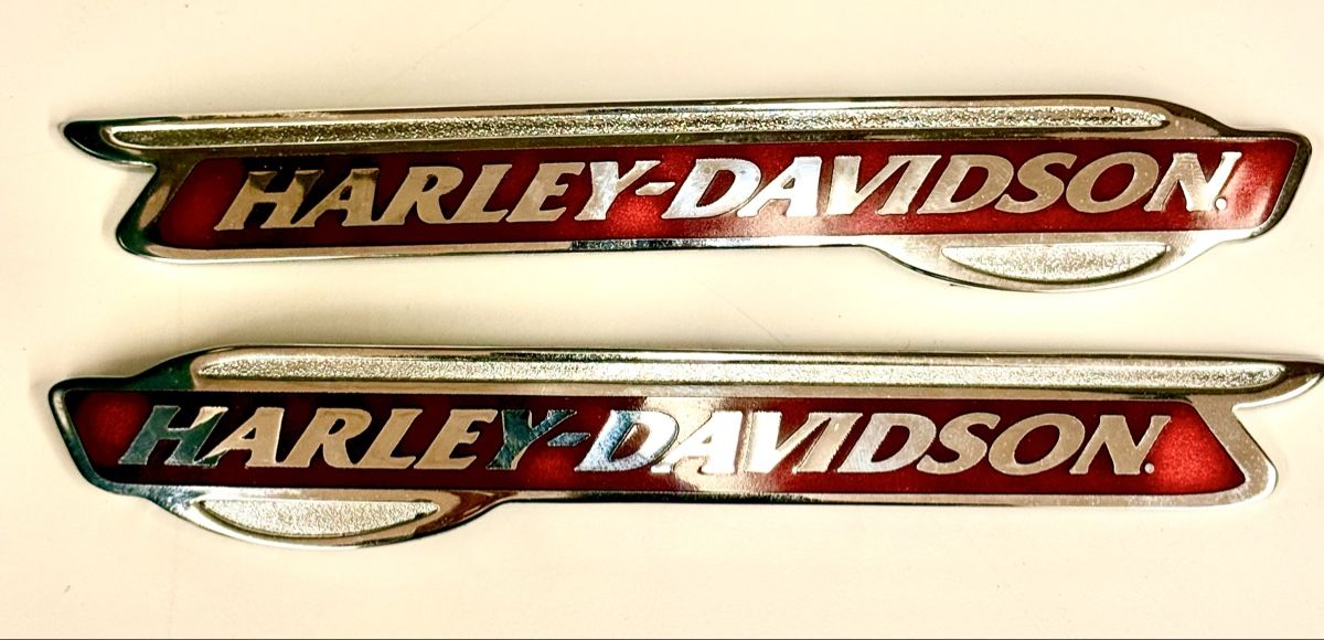 Harley-Davidson Placchette & Badge: Original Harley Davidson Tank Embleme | Plaketten – Usato da Uster venduto da Figarosmeow