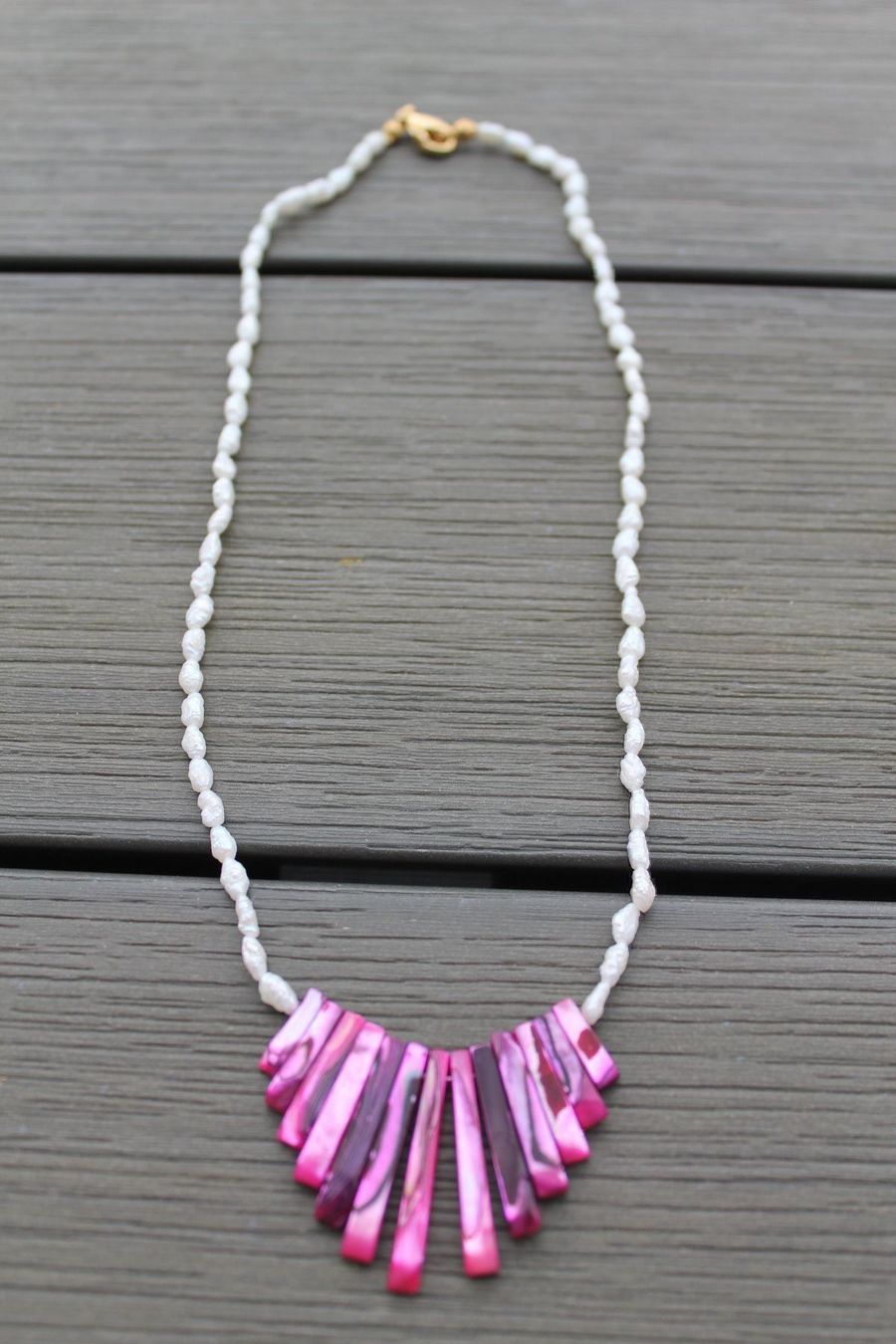 Catenine: Collier coquillage rose et perles d'eau – Nuovo e nell'imballaggio originale da Agiez venduto da chouchanelle 1