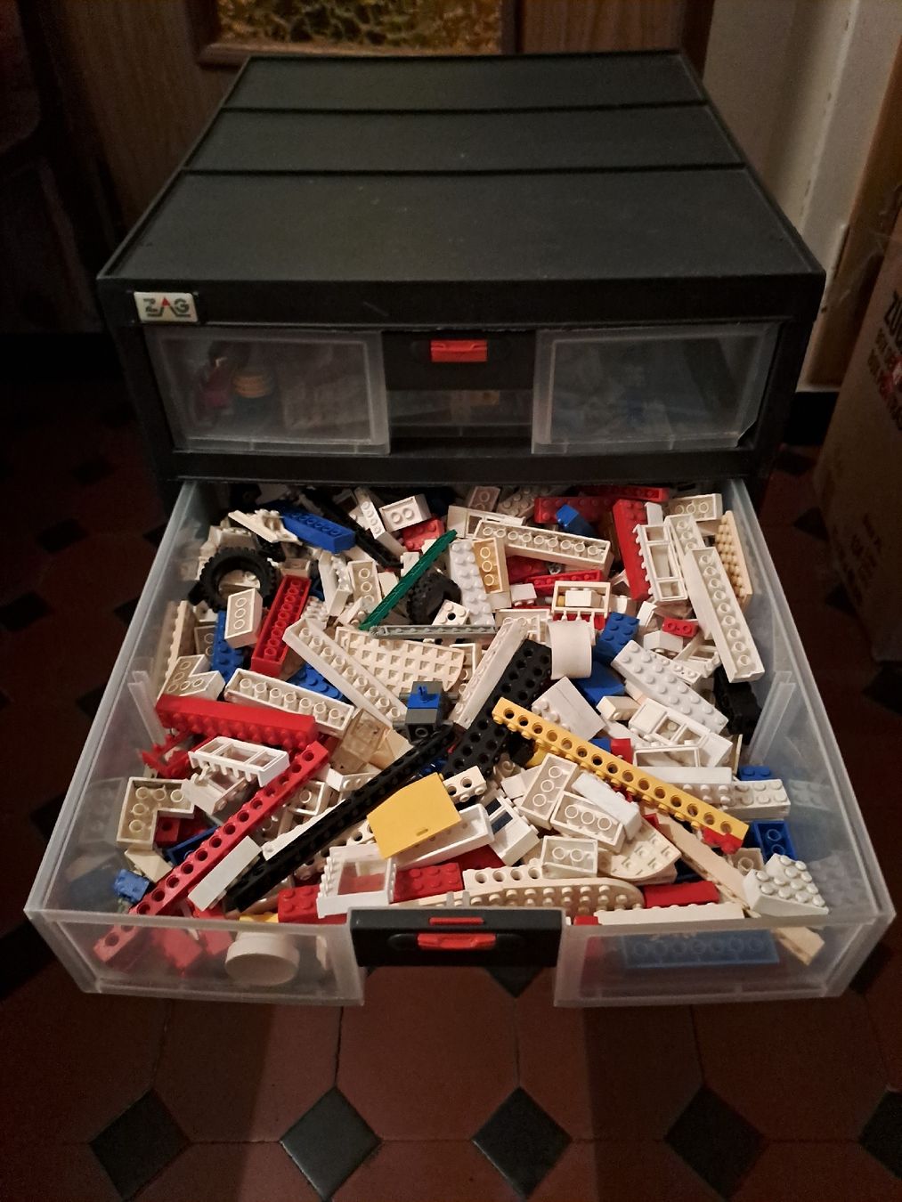 Lego Spielzeuge: Schubladenstock mit Legos – Gebraucht aus Kestenholz von Knox1973 2