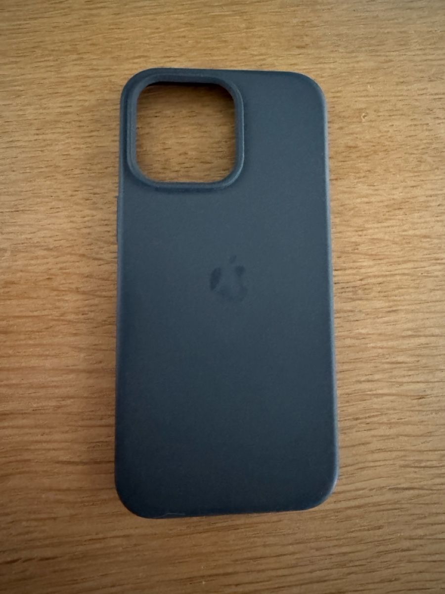 Apple Covers & Schutzfolien: iPhone 15 Pro Hülle grau – Gebraucht aus Nussbaumen AG von jan.exc