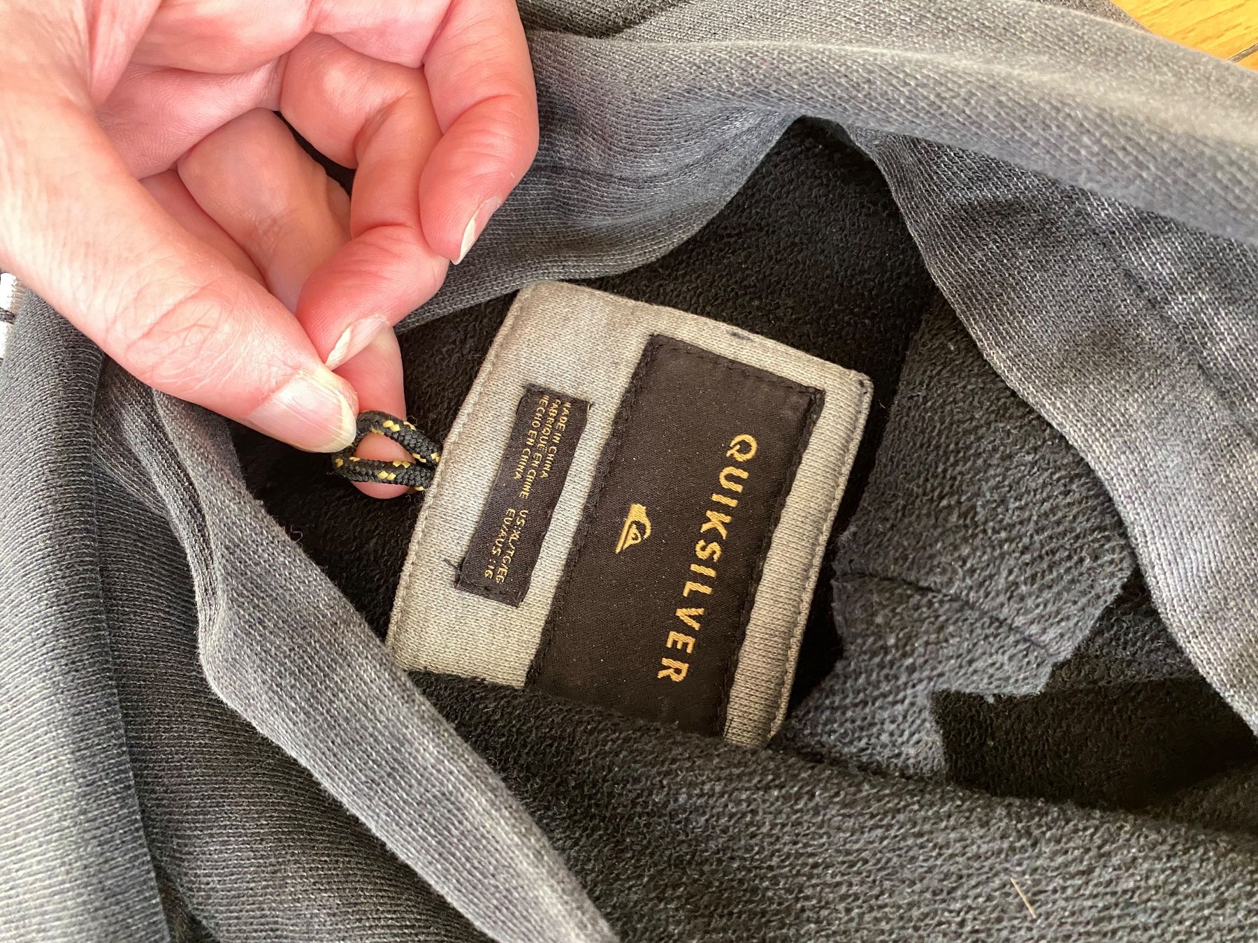 Quiksilver Pullover & Sweatshirts: Sweater Quiksilver 16 ans gris – Gebraucht aus Küssnacht am Rigi von CALIFRASQUI 2