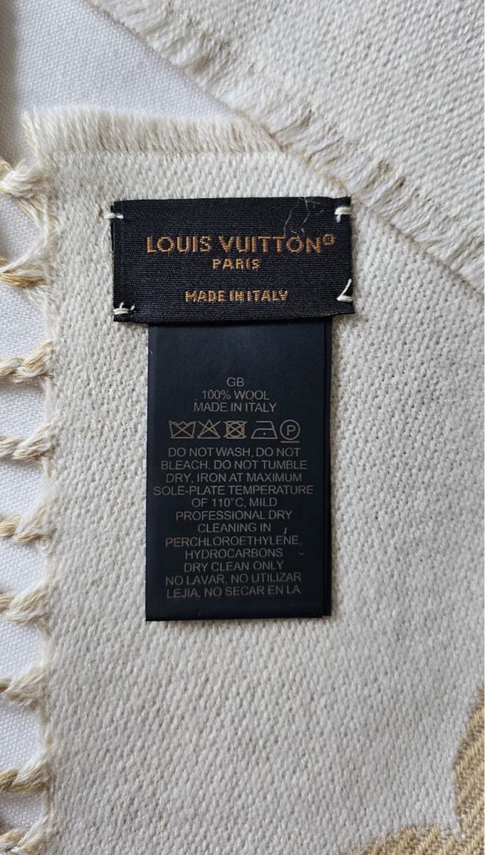 Louis Vuitton Foulard & Sciarpe: LOUIS VUITTON Essential Monogram Scarf (NEW) – Nuovo e nell'imballaggio originale da Zürich venduto da Angela_Fashion_Lover 6