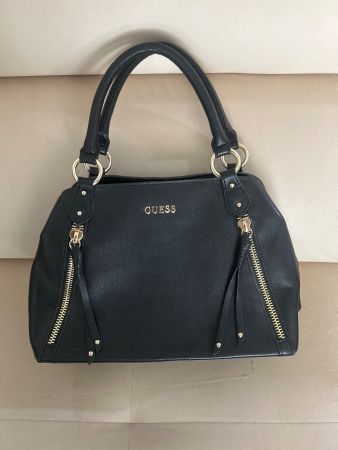GUESS Handtasche schwarz/gold mit Schulterriemen
