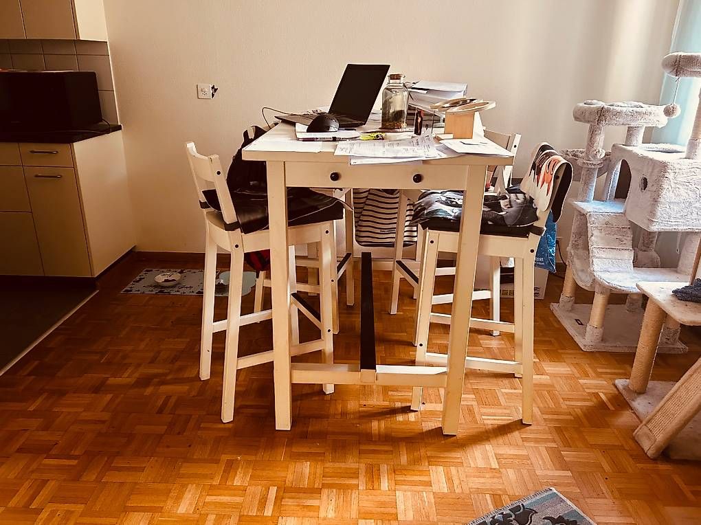 Set de table et chaises: IKEA Bistrotisch mit 4 Stühlen weiss – D'occasion à Allschwil par tan_p5r7 1