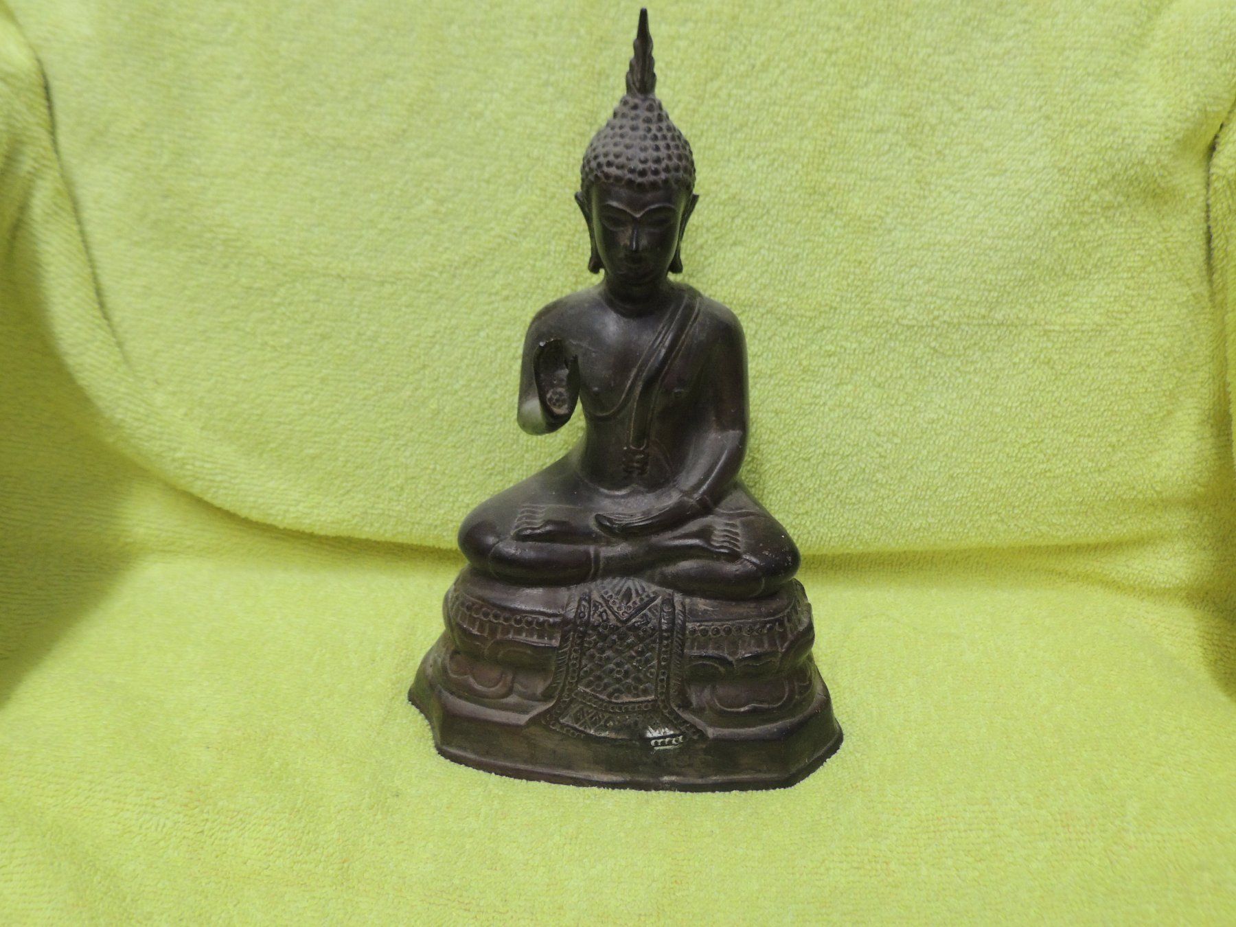 Statuette: Buddha aus Metall hebt rechte Hand – Usato da Mollis venduto da Hg