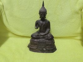 Buddha aus Metall hebt rechte Hand