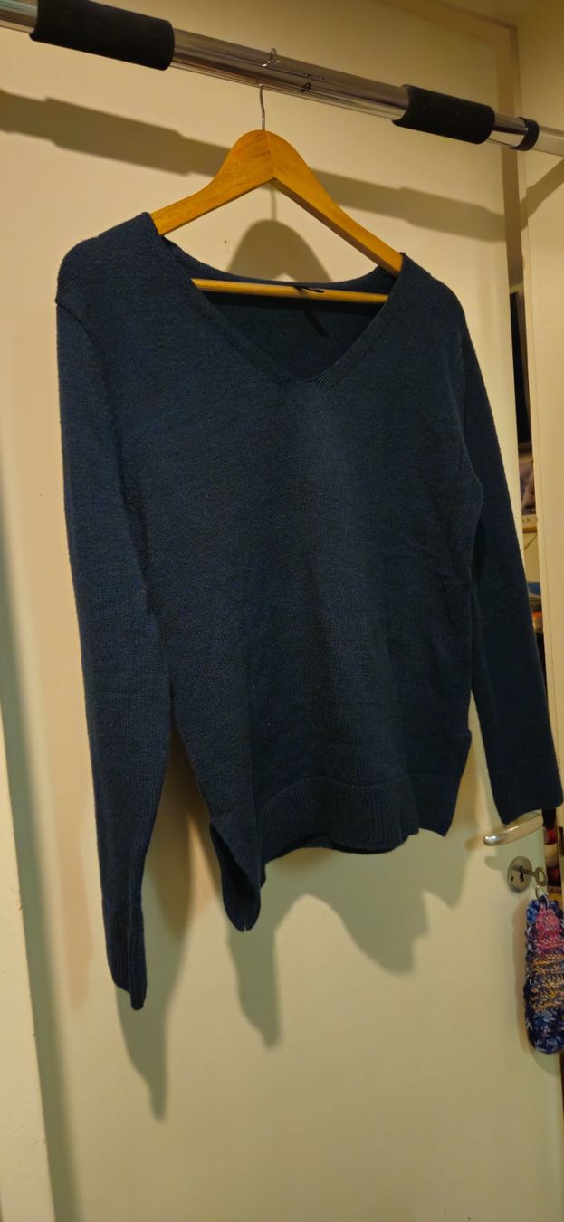 Pulls & Sweat-shirts: Dunkelblauer Winter-Pullover mit V-Ausschnitt, Grösse S – D'occasion à Basel par NikaV13 4