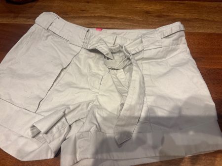 Sommerliche beige Shorts mit Gürtel, Grösse 38