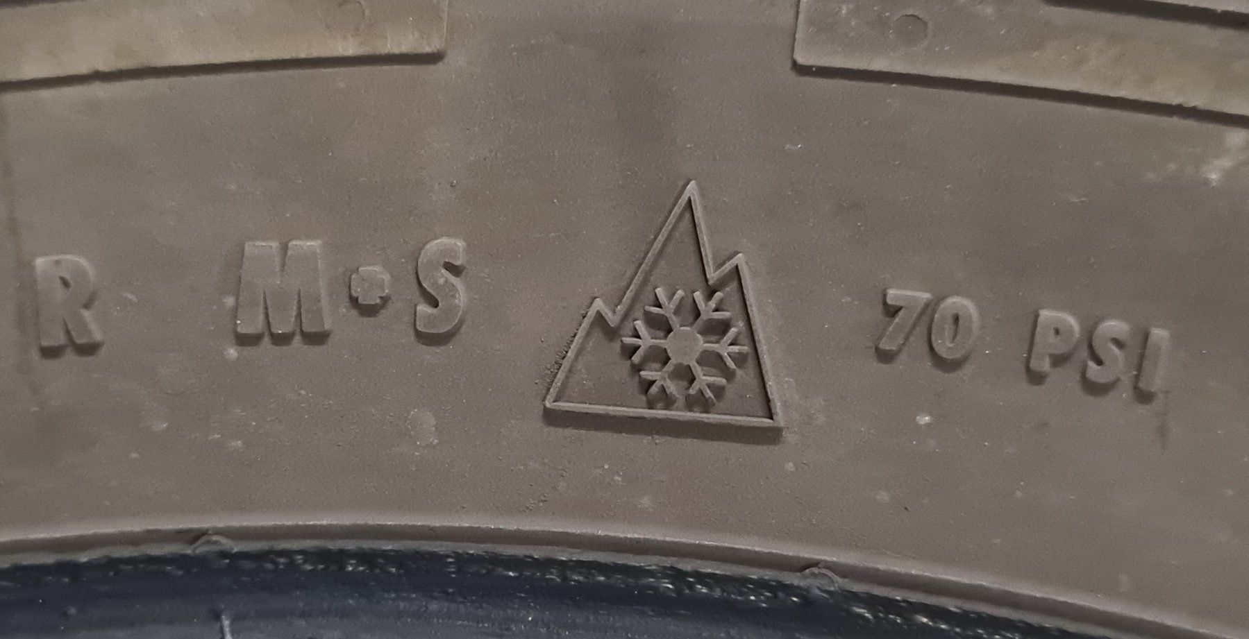 Pneumatici & Ruote complete: Vier Winterreifen 235/65R16C – Usato da Uetendorf venduto da ATA-Deals 9