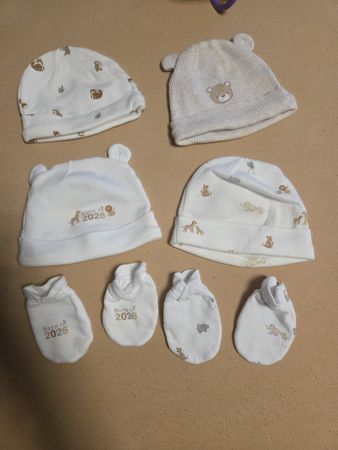 4 Mützen für Neugeborene und 2 Paar Socken