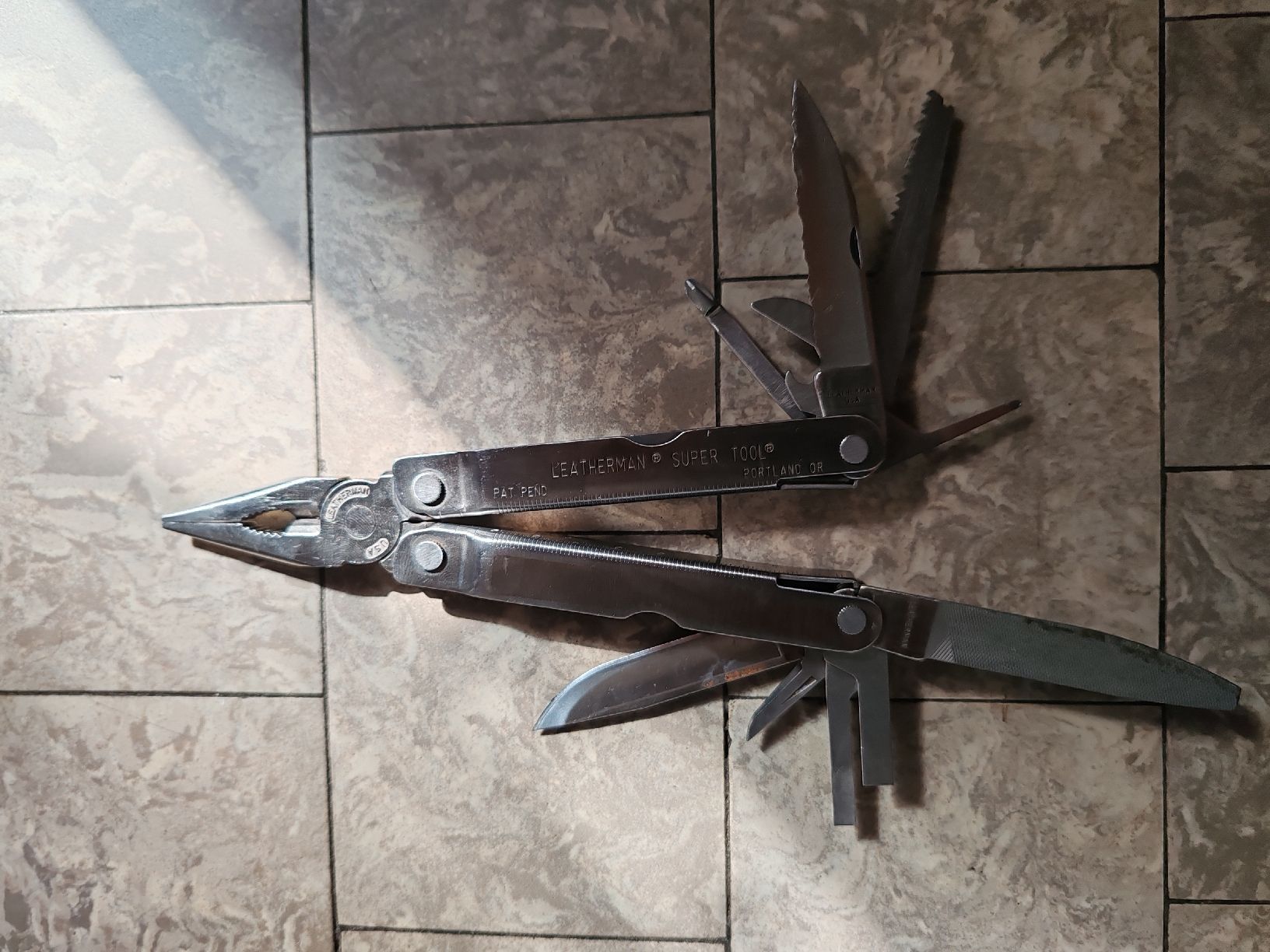 Leatherman Tous les outils: Leatherman Super Tool Multitool mit Lederetui guter Zustand – D'occasion à Wila par neu_s8qs 2