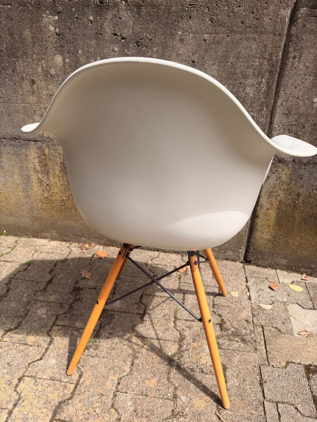Vitra Sedie: Vitra Eames Plastic Armchair DAW weiss , 2er Set – Usato da Hirschthal venduto da GR7000 4