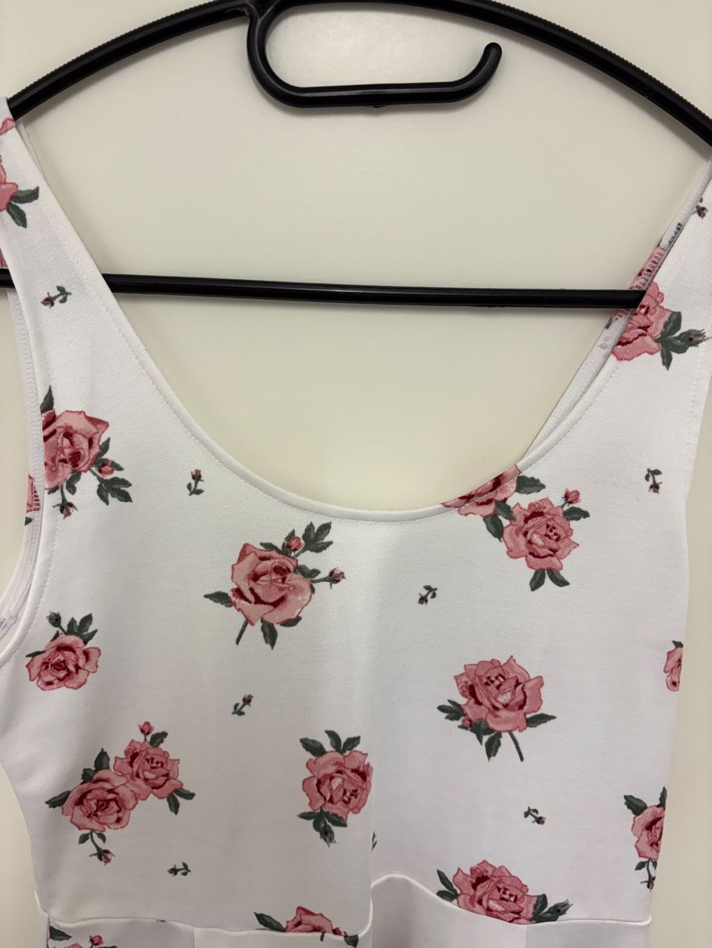 Kleider: Kleid weiss mit Rosenmuster Grösse M – Gebraucht aus Basel von Tierschutz-Flohmi 2