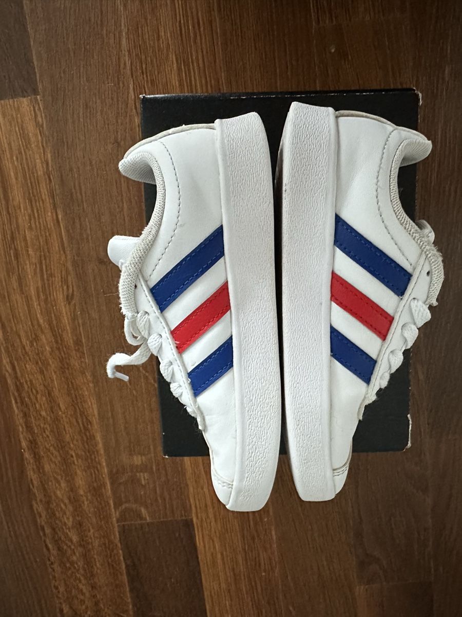 Adidas Chaussures garçon: Schuhe Gr. 28 Adidas Sneakers – D'occasion à Dietikon par mike.thorton 1