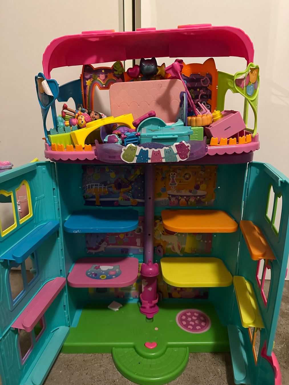 Case e mobili per bambole: Gabbydollhouse Partyouse – Usato da Allschwil venduto da 6restedmSm 3