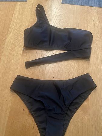 One-Shoulder Bikini in Schwarz - UNGETRAGEN 