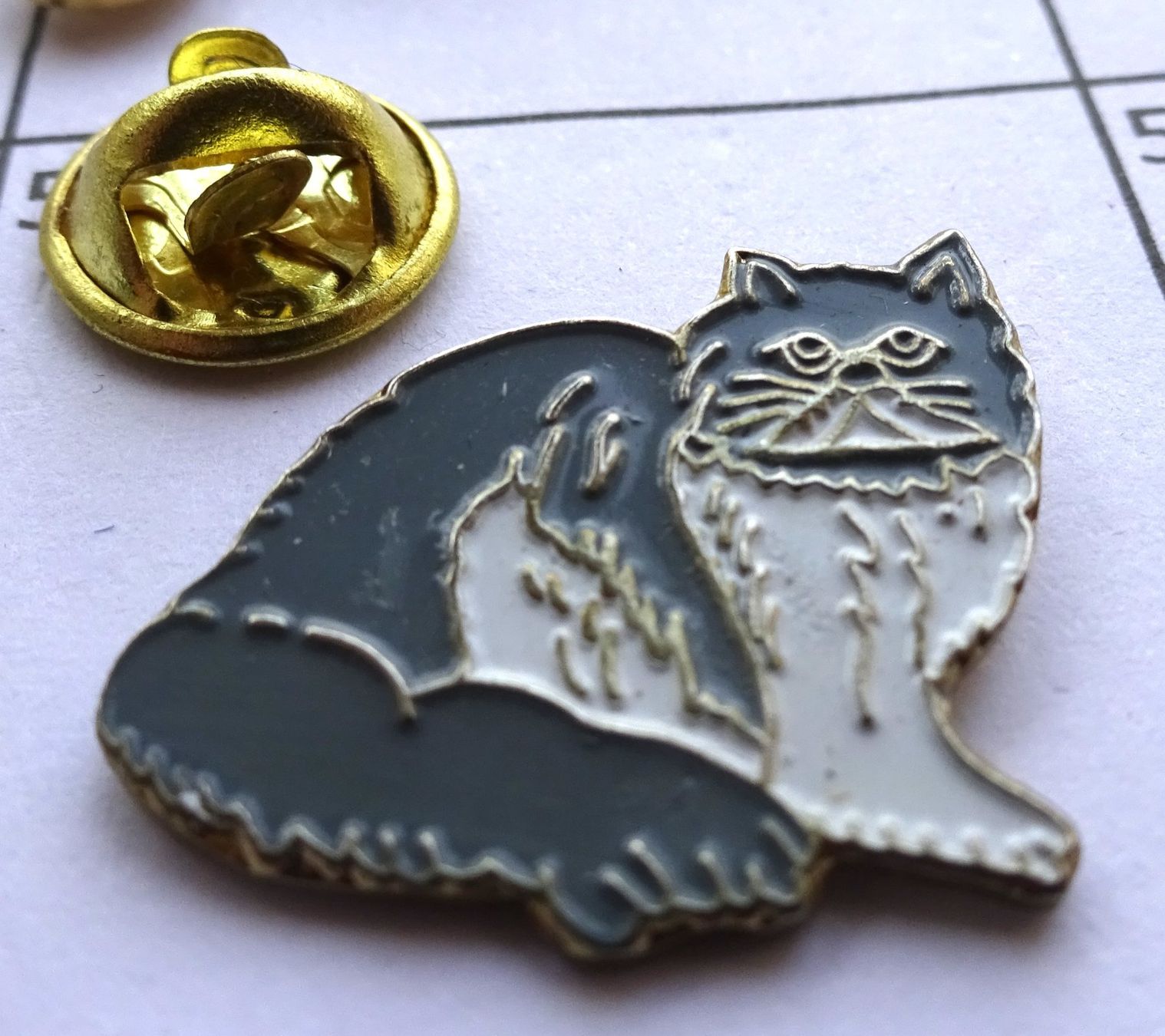 Placchette & Badge: Pin Katze Kater grau weis – Usato da Utzenstorf venduto da BUtter81