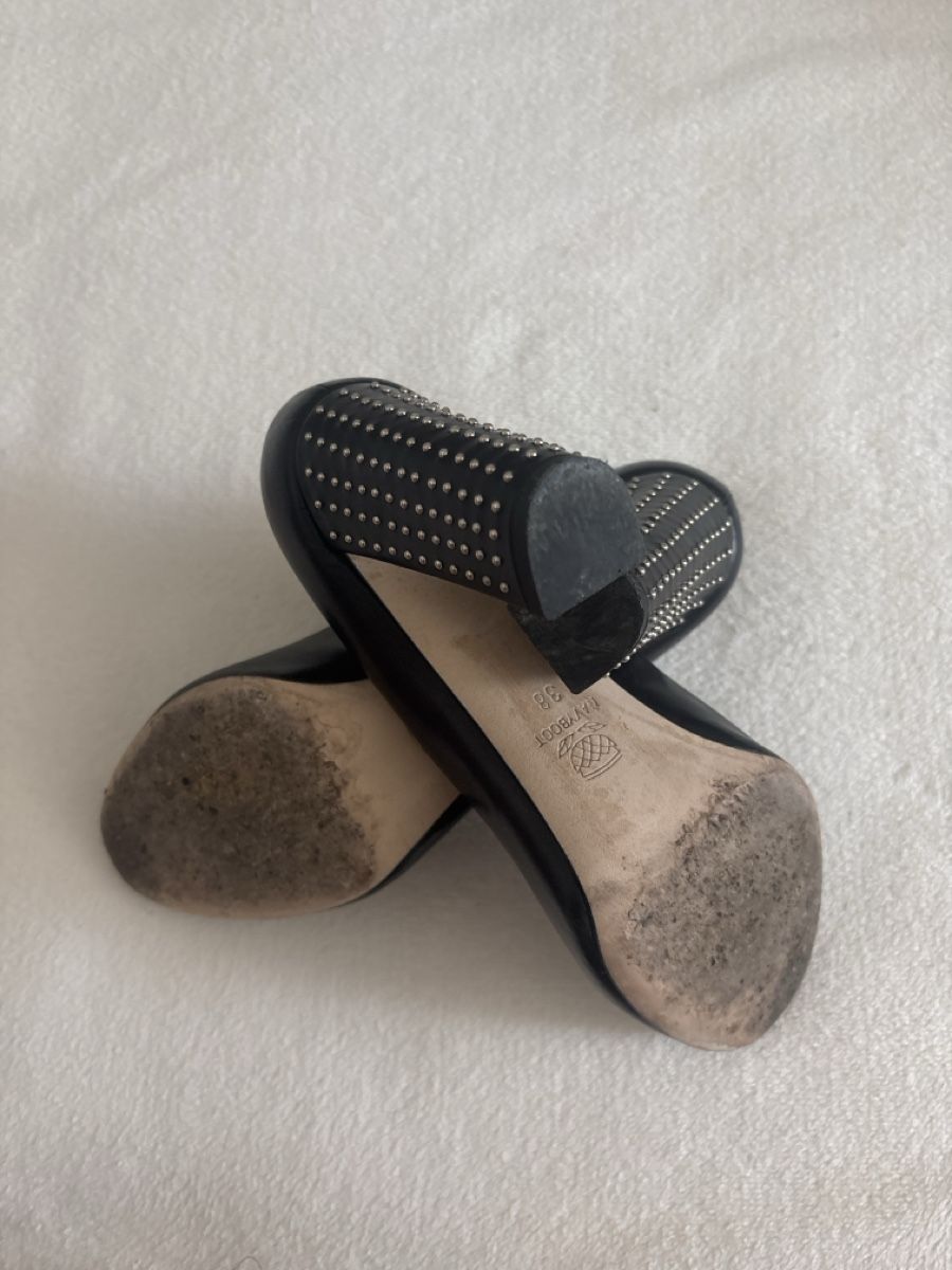 Navyboot Damenschuhe: Navyboot schwarze Leder Pumps, Gr. 38, Absatz mit Nieten – Gebraucht aus Feusisberg von LadyLook 4