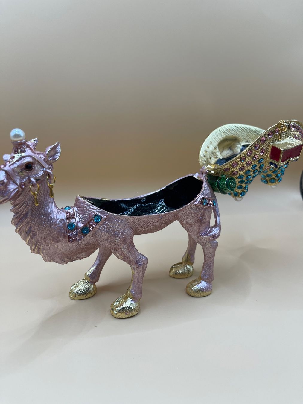 Statuette: Dekorative Kamel Schmuckschatulle, rosa, Neuwertig! – Nuovo (secondo la descrizione) da Rüti ZH venduto da alumedien 2