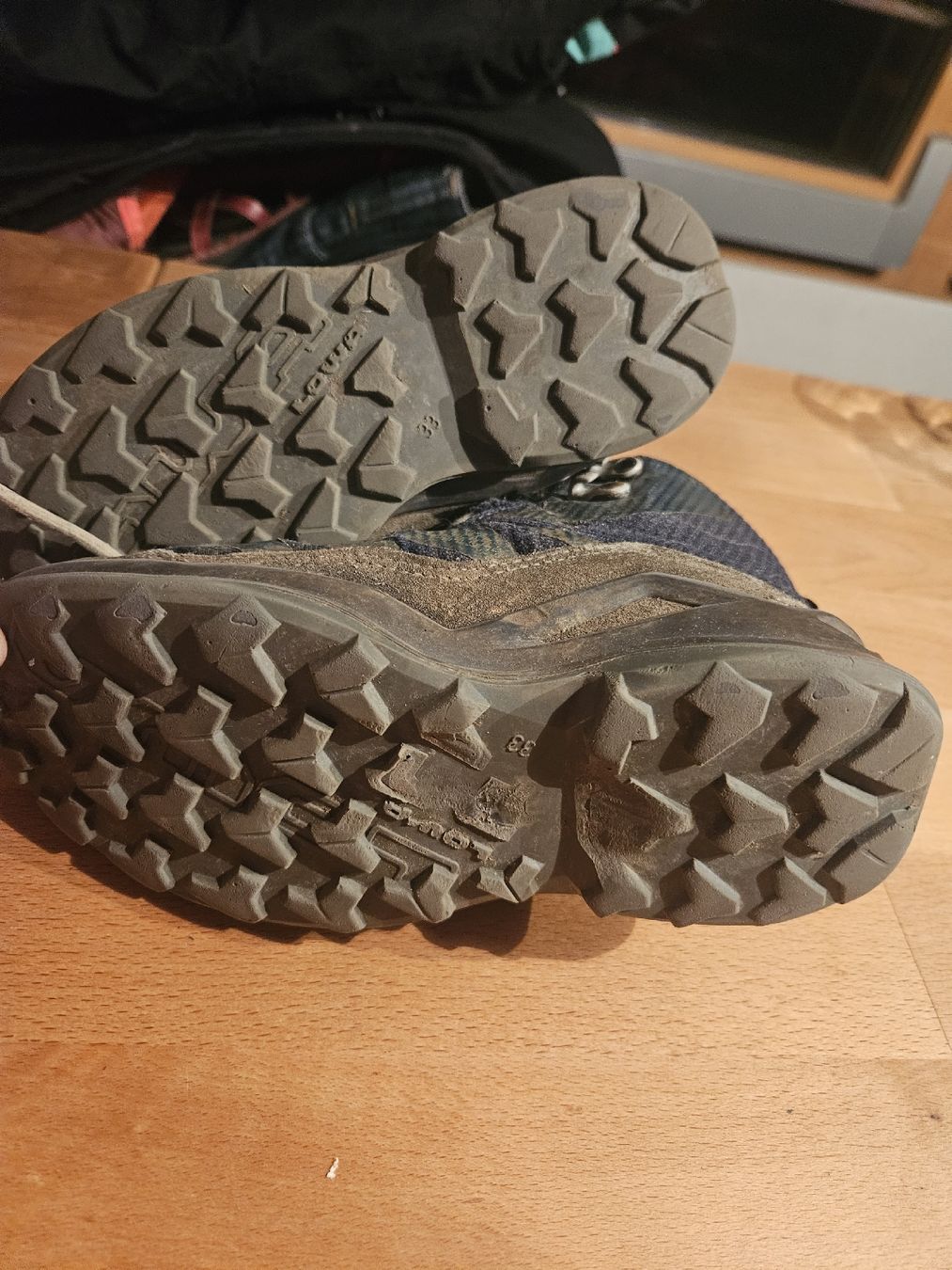 Lowa Scarpe per ragazzi: Kinder Wanderschuhe von Lowa, Grösse 33 – Usato da Spiez venduto da ann_y7bb 6