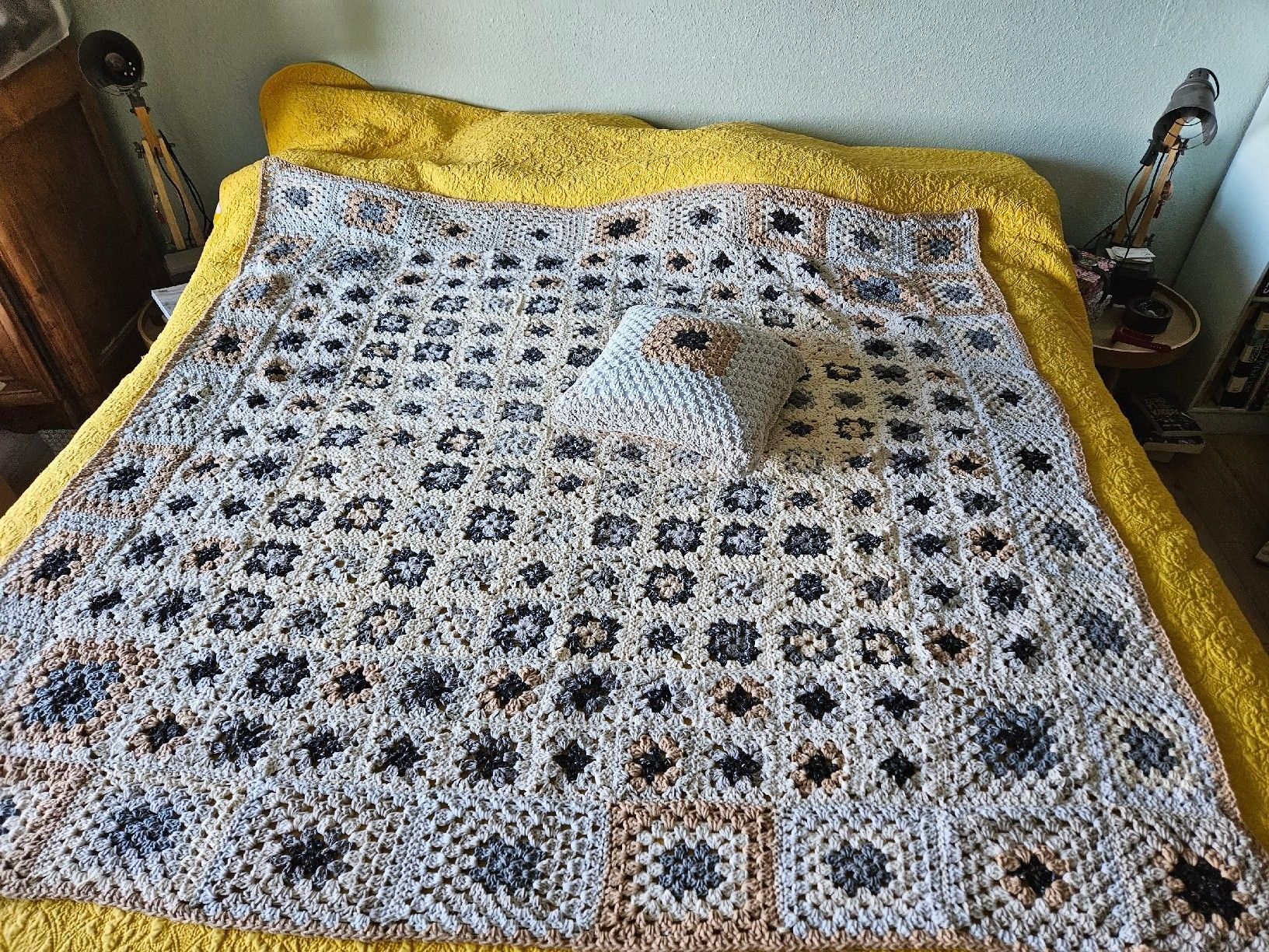 Decken: couverture coton + coussin fait main neuve granny patch – Neu und originalverpackt aus Thônex von lacomtessedesfees 8