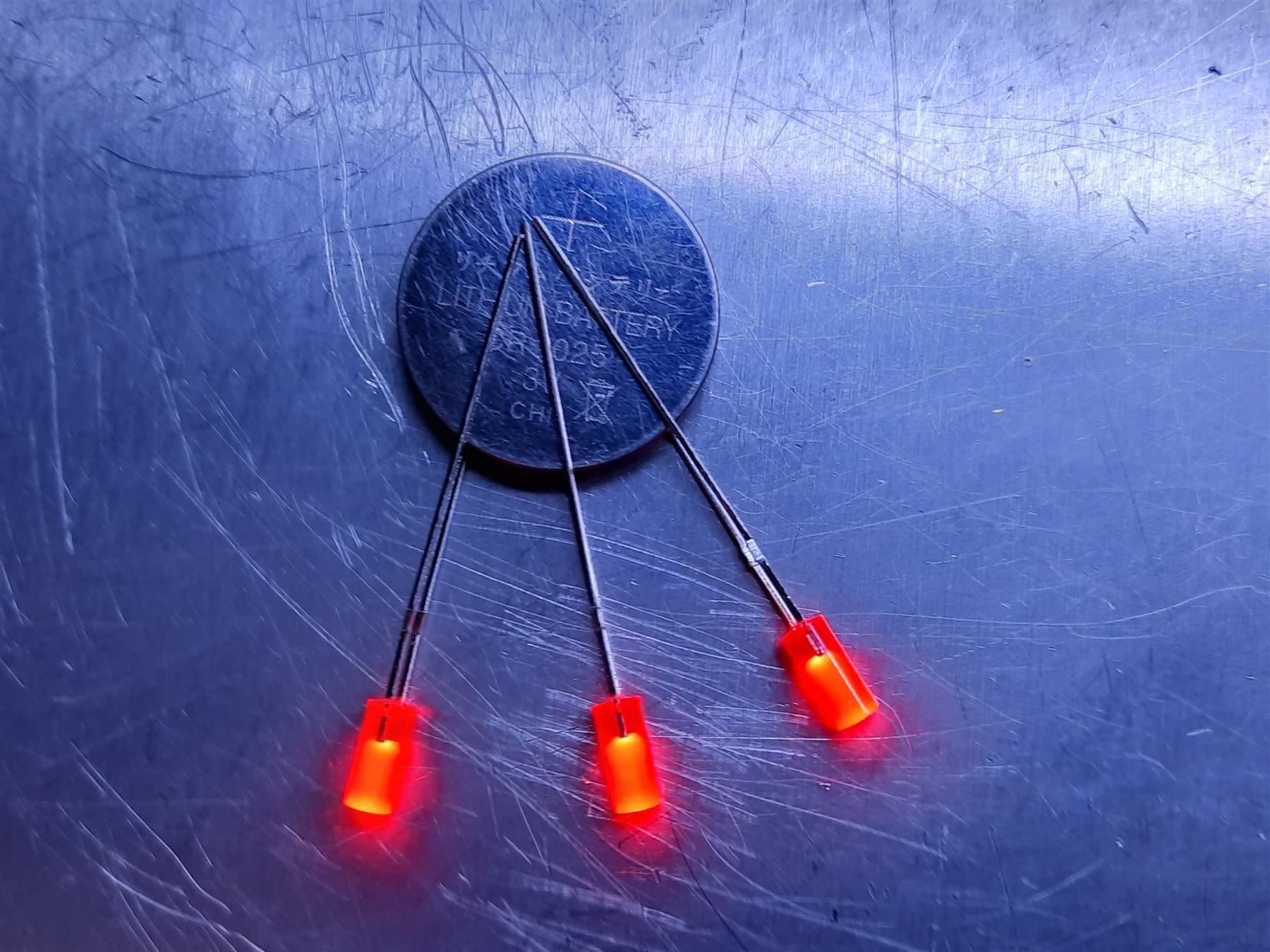 Componenti elettronici: Zylinder-LED rot 3mm, 5 Stück – Nuovo (secondo la descrizione) da Luzern venduto da Salefactory