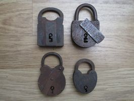 4 antike Vorhängeschlösser