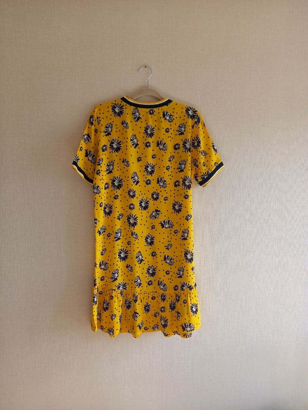 Esprit Robes: Robe d'été jaune à fleurs – D'occasion à Neuchâtel par juj_ch9n 1
