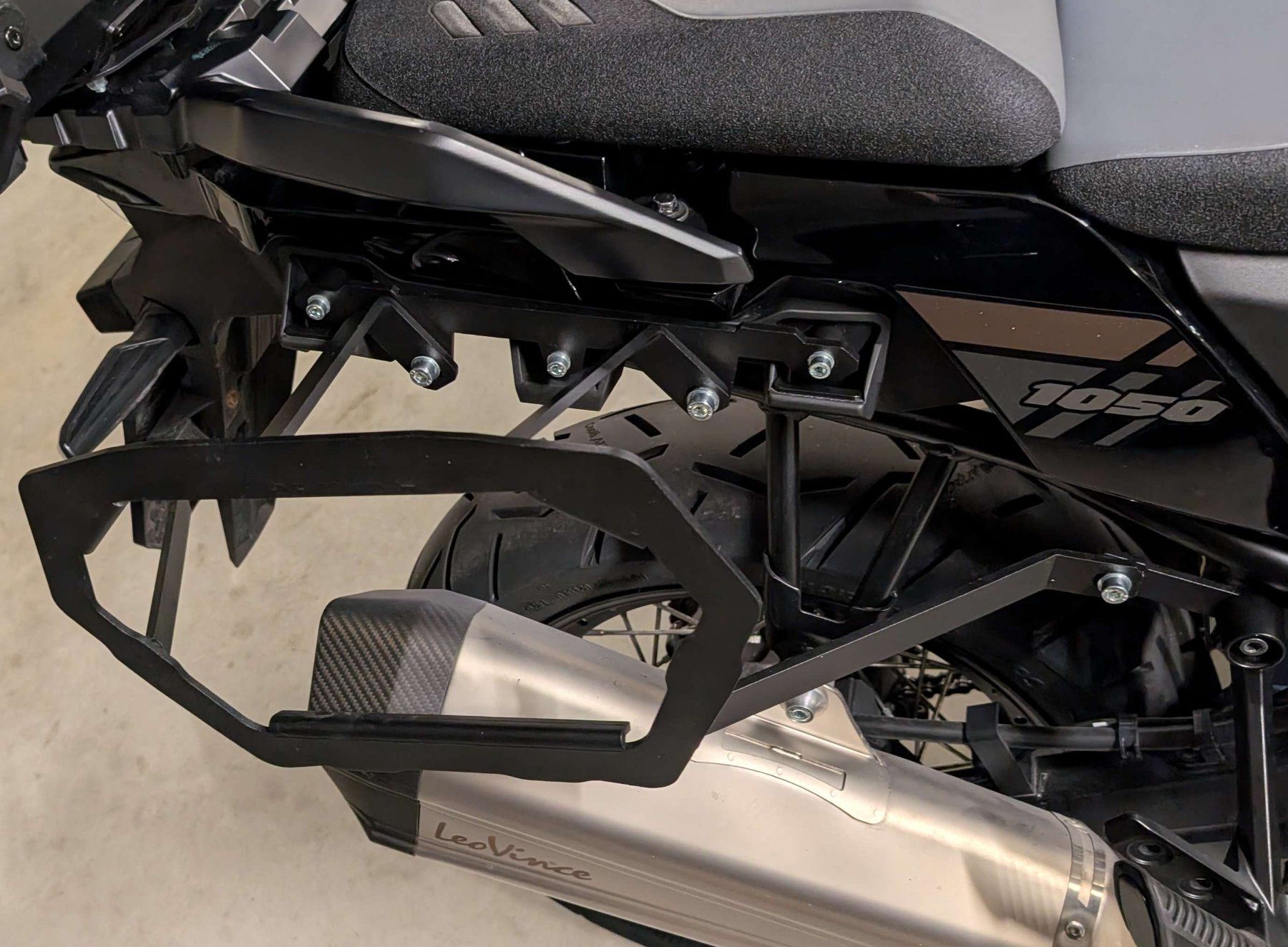 Suzuki Tutti i ricambio per moto: Suzuki DL 1050 XT Kofferhalterung – Usato da Bonstetten venduto da mh2_d8k5 3