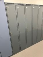 2 Mal ein 3er-Spind zu verkaufen Metall grau