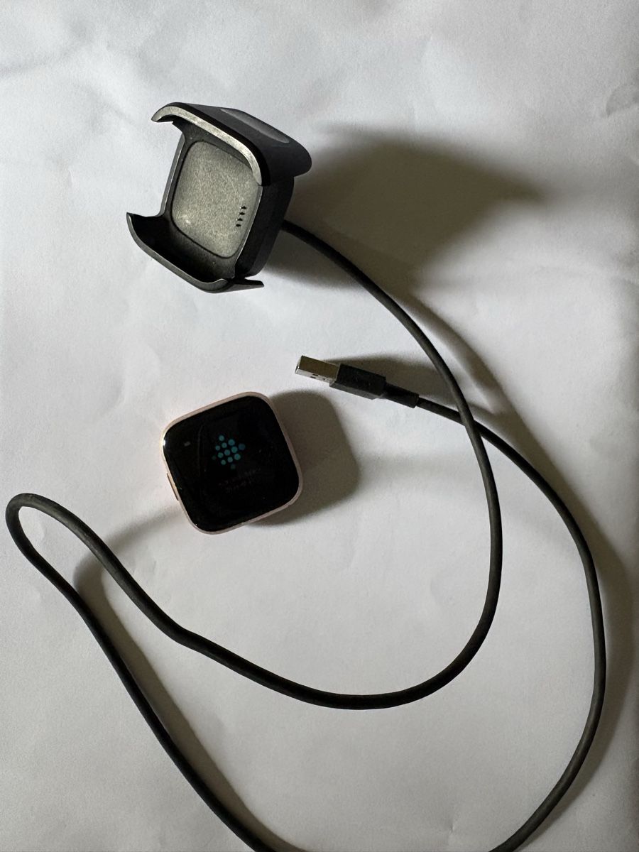 Fitbit Smartwatch: Fitbit Versa 3 Rosegold – Gebraucht aus Embrach von Cherylius