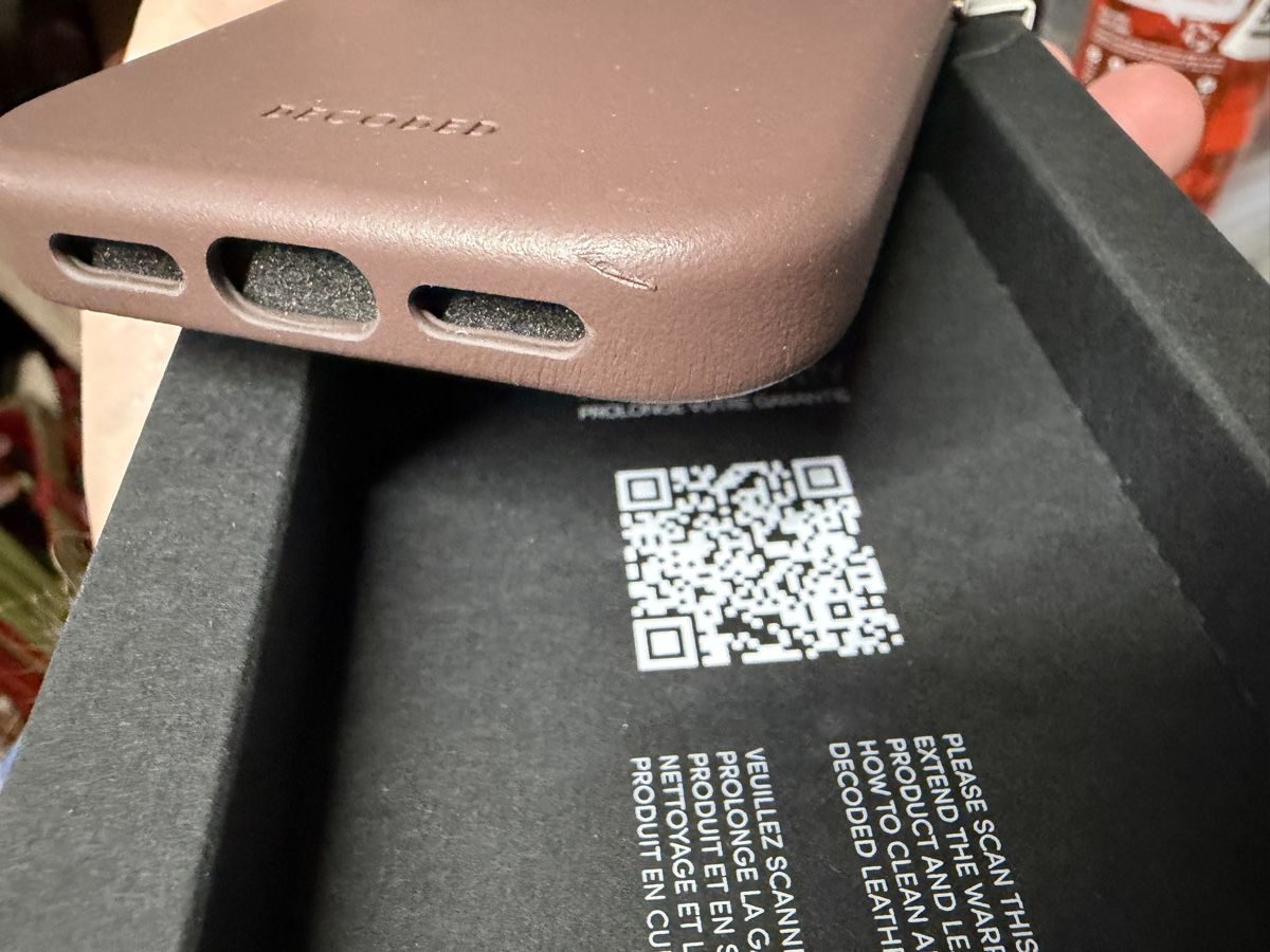 Covers & Schutzfolien: Beschädigte Decoded Lederhülle iPhone 17 Pro – Neu (gemäss Beschreibung) aus Grüningen von kaelstrom69 2