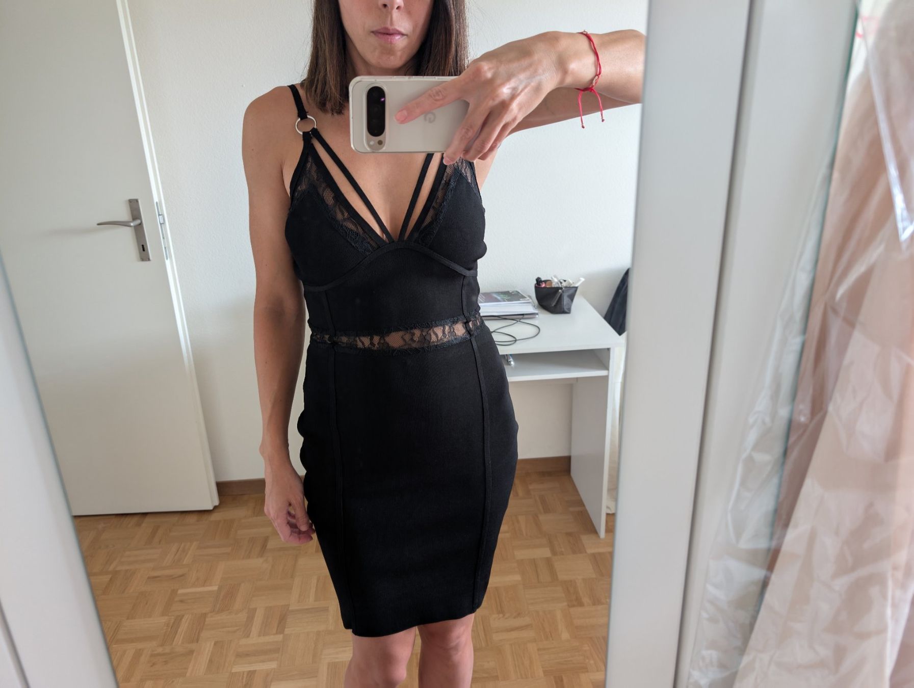 Guess Kleider: Stilvolles schwarzes Kleid – Neu (gemäss Beschreibung) aus Horgen von ali_ryv2