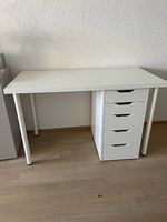 Holzschreibtisch und Schubladestock (Ikea, Marke Alex)