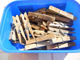 lot d'anciennes pinces à linge en bois 8 cm. (env.30 pièces)