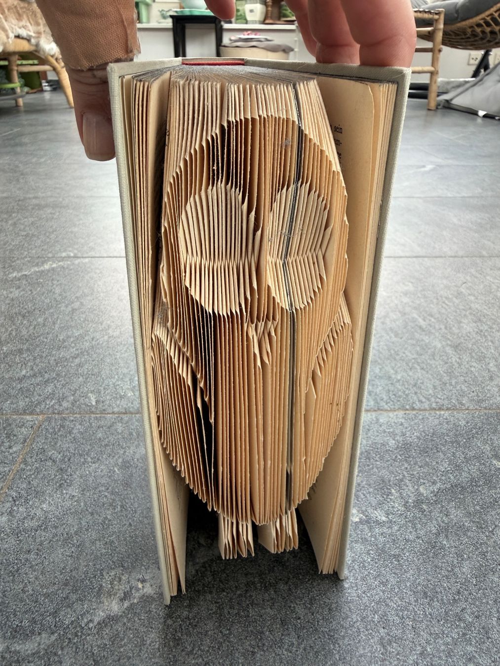 Skulpturen & Statuen: Gefaltetes Buchkunst-Objekt: Eule aus Buchseiten Skulptur – Gebraucht aus Otelfingen von Markthalle_C 1