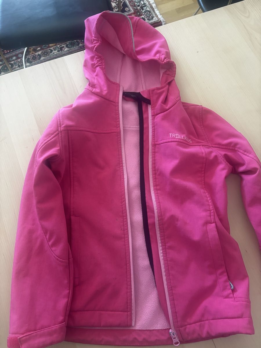 Trollkids Jacken & Mäntel: Trollkids Softshell Jacket 140  – Gebraucht aus Winterthur von ola_t9r5