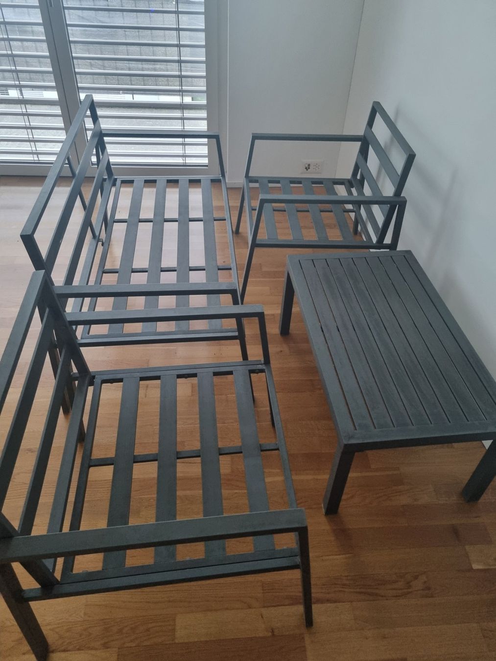 Divani: Sommer-Lounge-Set, grau, Sofa, 2 Sessel, Tisch – Usato da Luzern venduto da Milena345 2