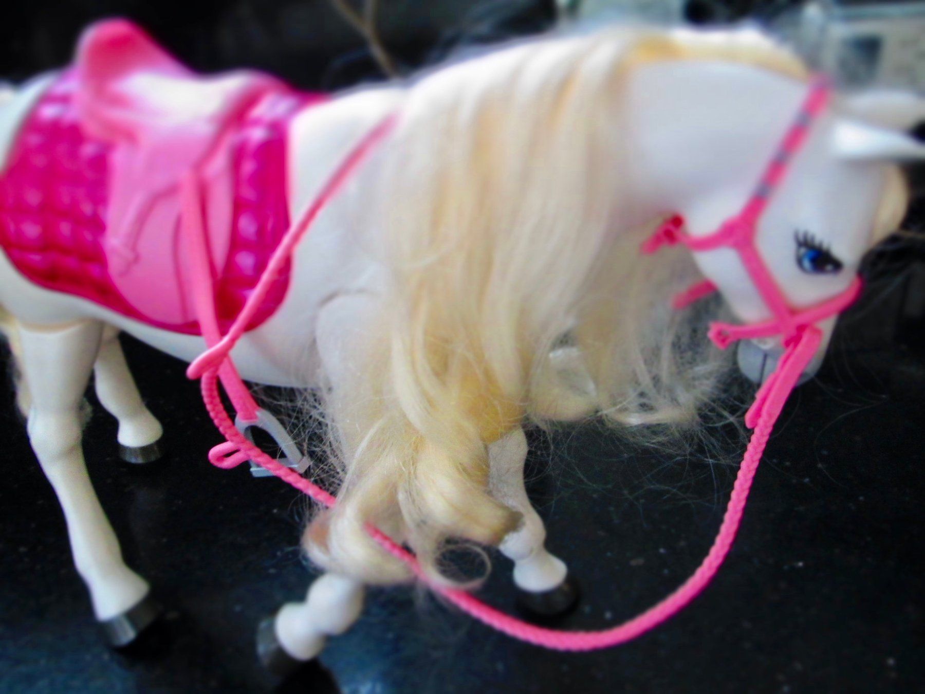 Spielzeuge: CHEVAL BARBIE TORNADO A FONCTIONS – Gebraucht aus Murten von Selliot 3