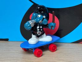 Polizei-Schlumpf auf Skateboard
