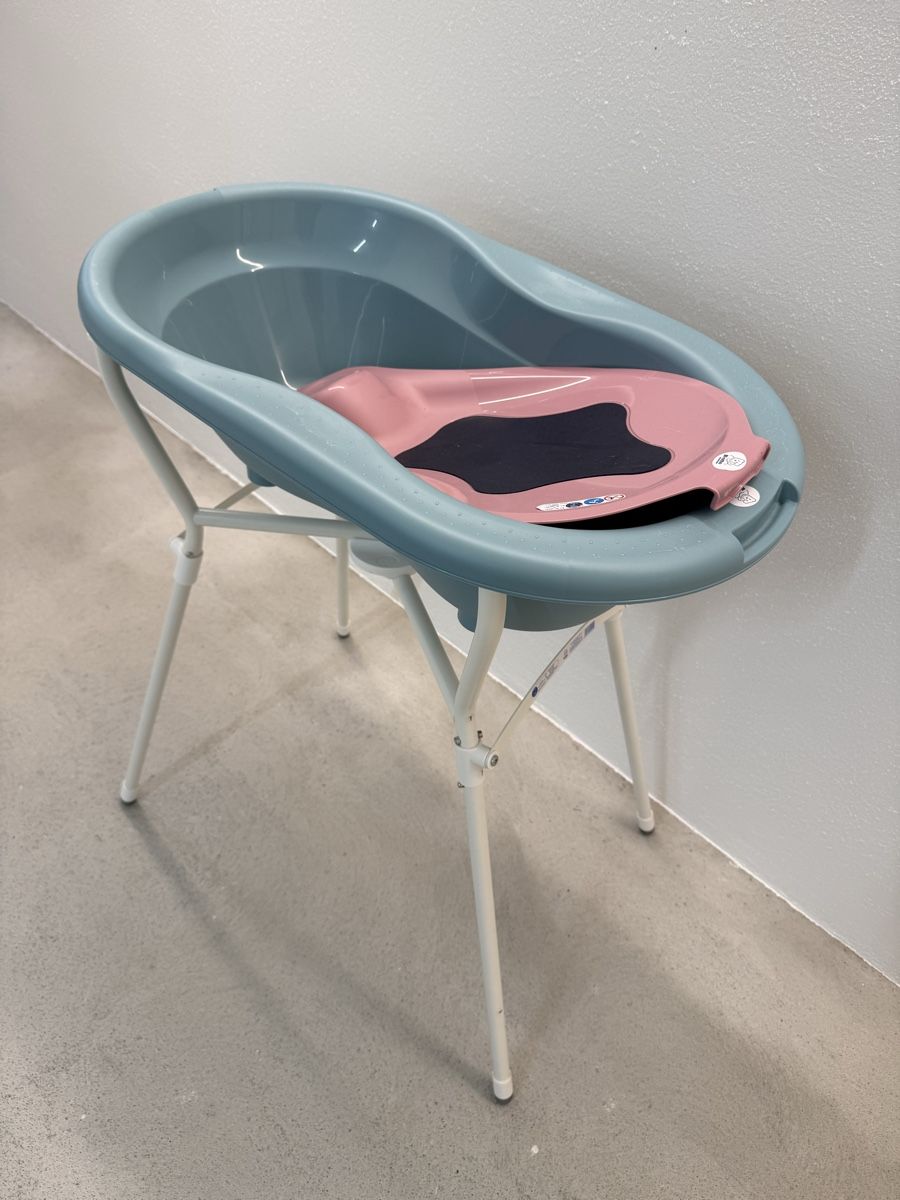 Badewannen: Babybadewanne mit Gestell & Badeeinsatz – Neu (gemäss Beschreibung) aus Zürich von shasha_